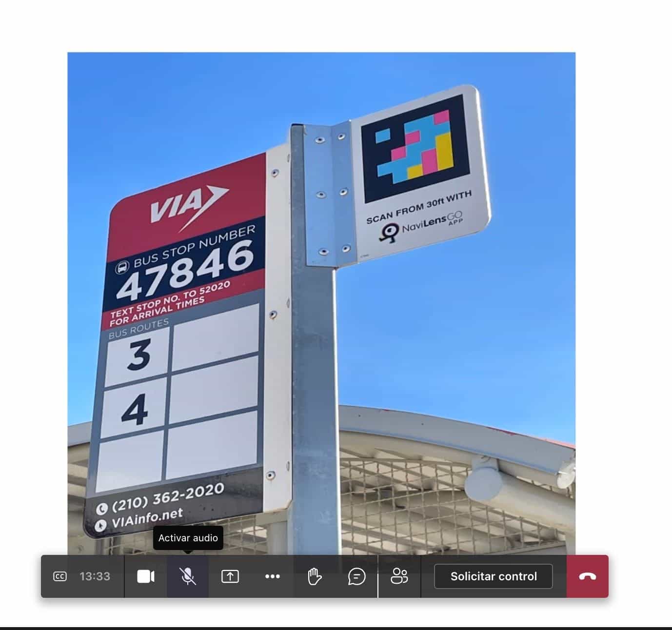 Masthalterung der Haltestelle 47846 mit rotem Bus-Stop-Number-Schild und NaviLens-Code