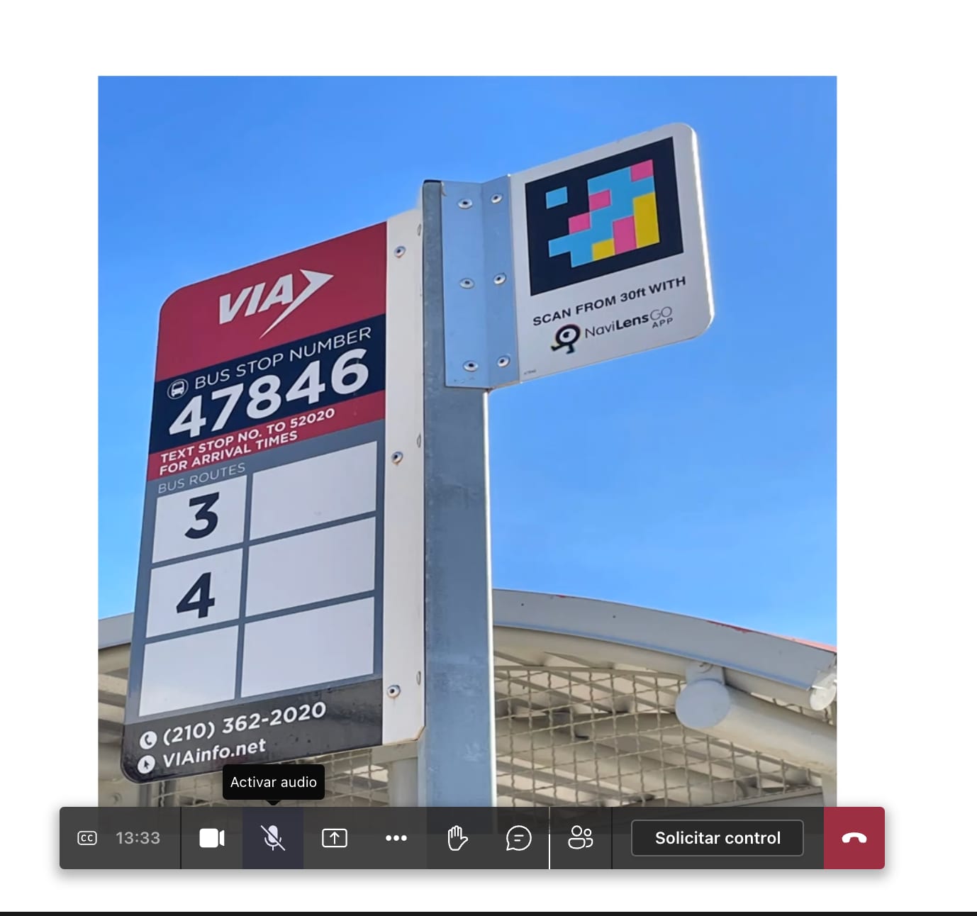 Support du poteau de l'arrêt 47846 avec le panneau rouge Bus Stop Number et un code NaviLens