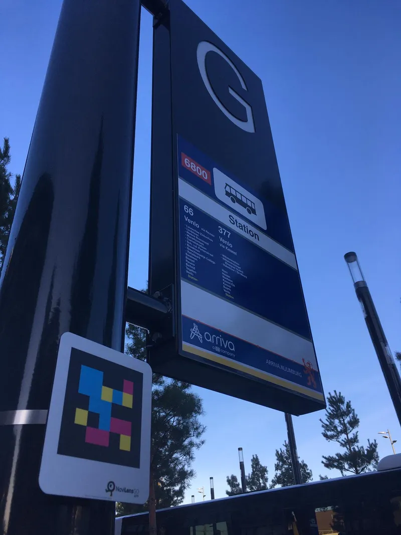 Busbahnhof Roermond — erster NaviLens-Einsatz im ÖPNV der Niederlande (Arriva) — Roermond