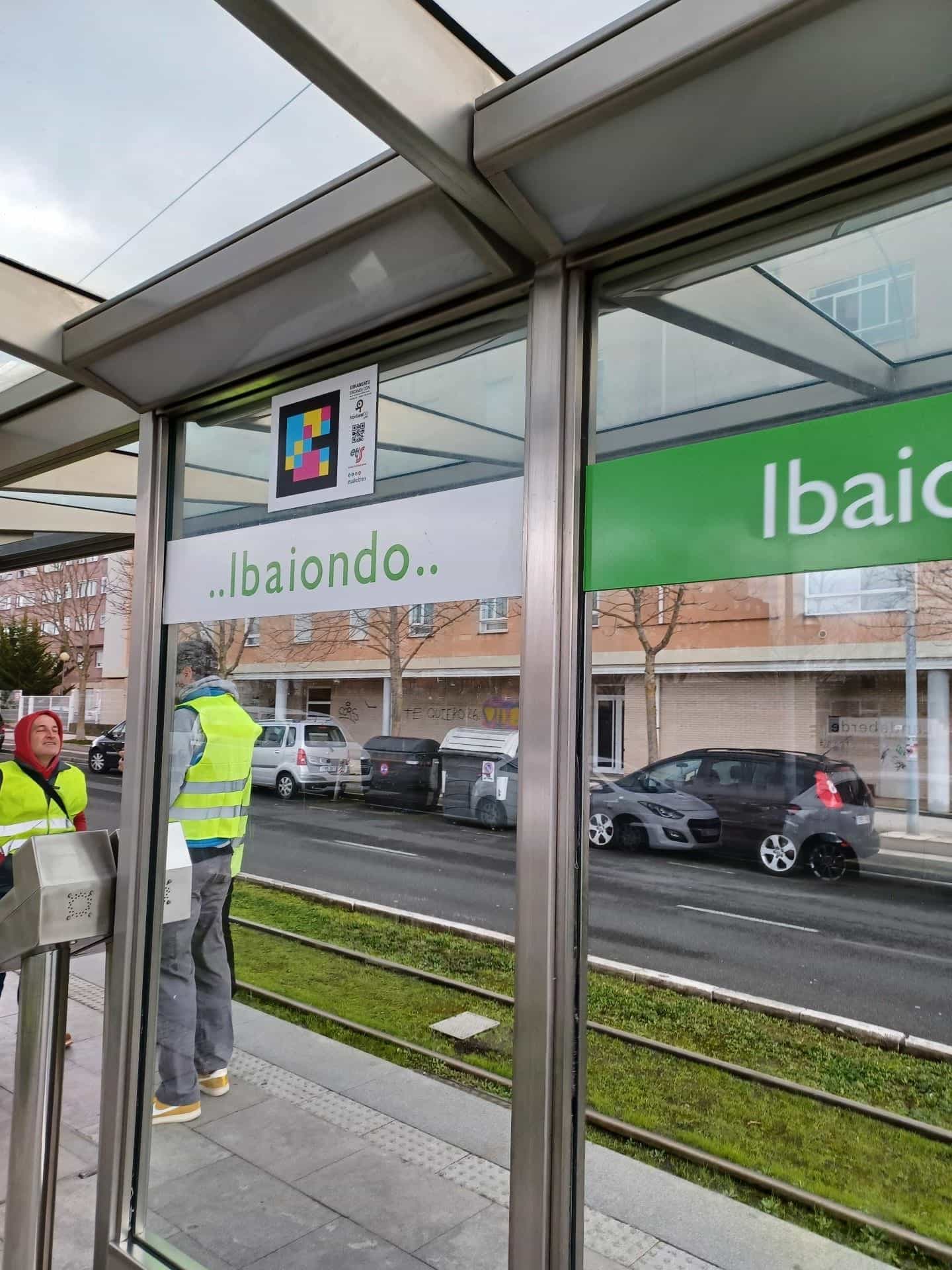 parada ibaiondo rotulo pegatina codigo navilens eskaneatu euskotren