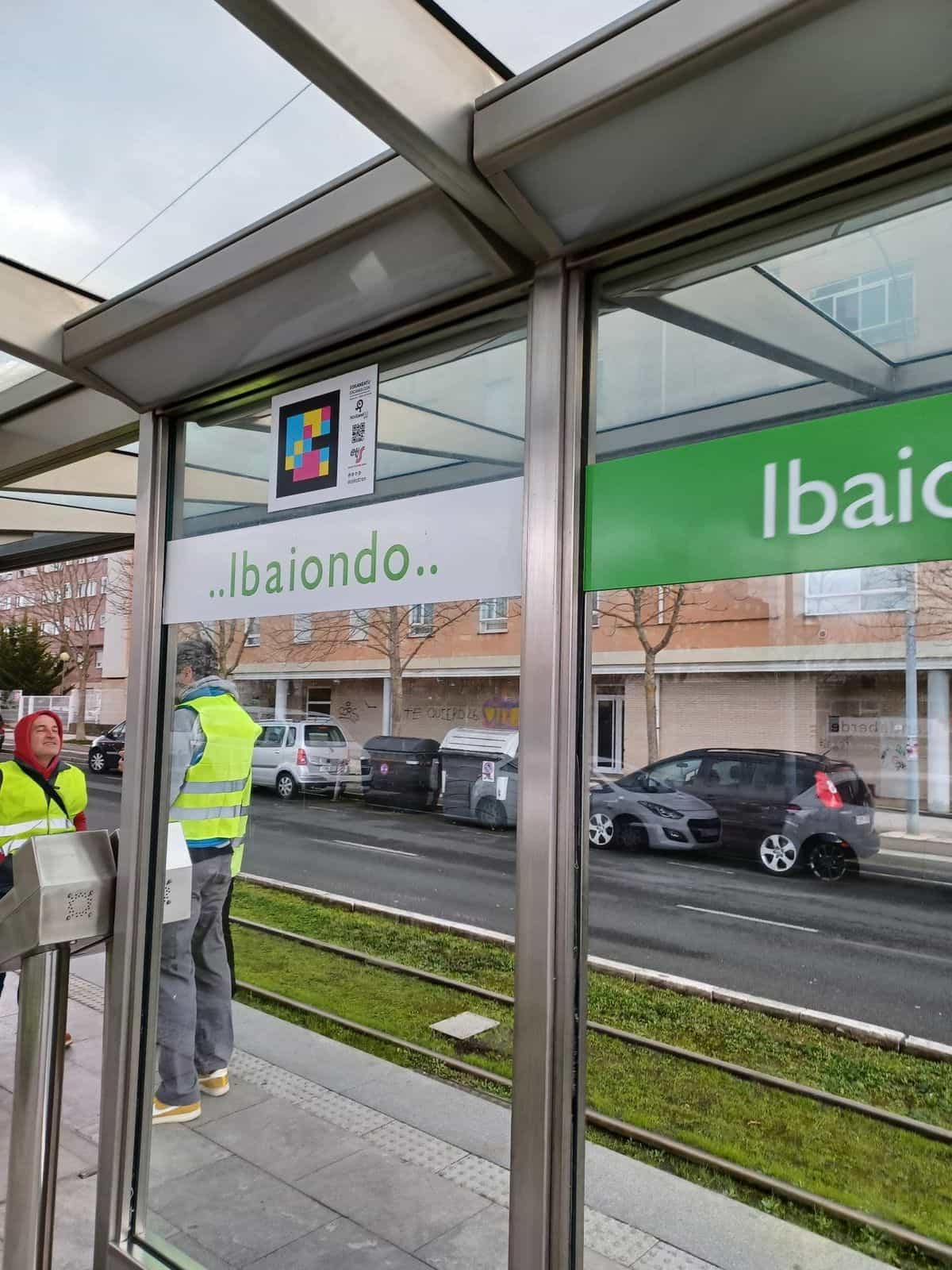 parada ibaiondo rotulo pegatina codigo navilens eskaneatu euskotren