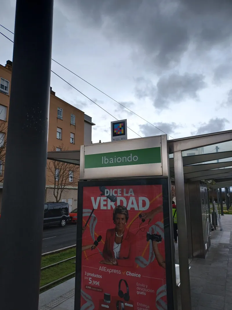 Vitoria-Gasteiz Straßenbahn · Euskotren — NaviLens an 100 % der Haltestellen (T1 · T2) — Vitoria-Gasteiz
