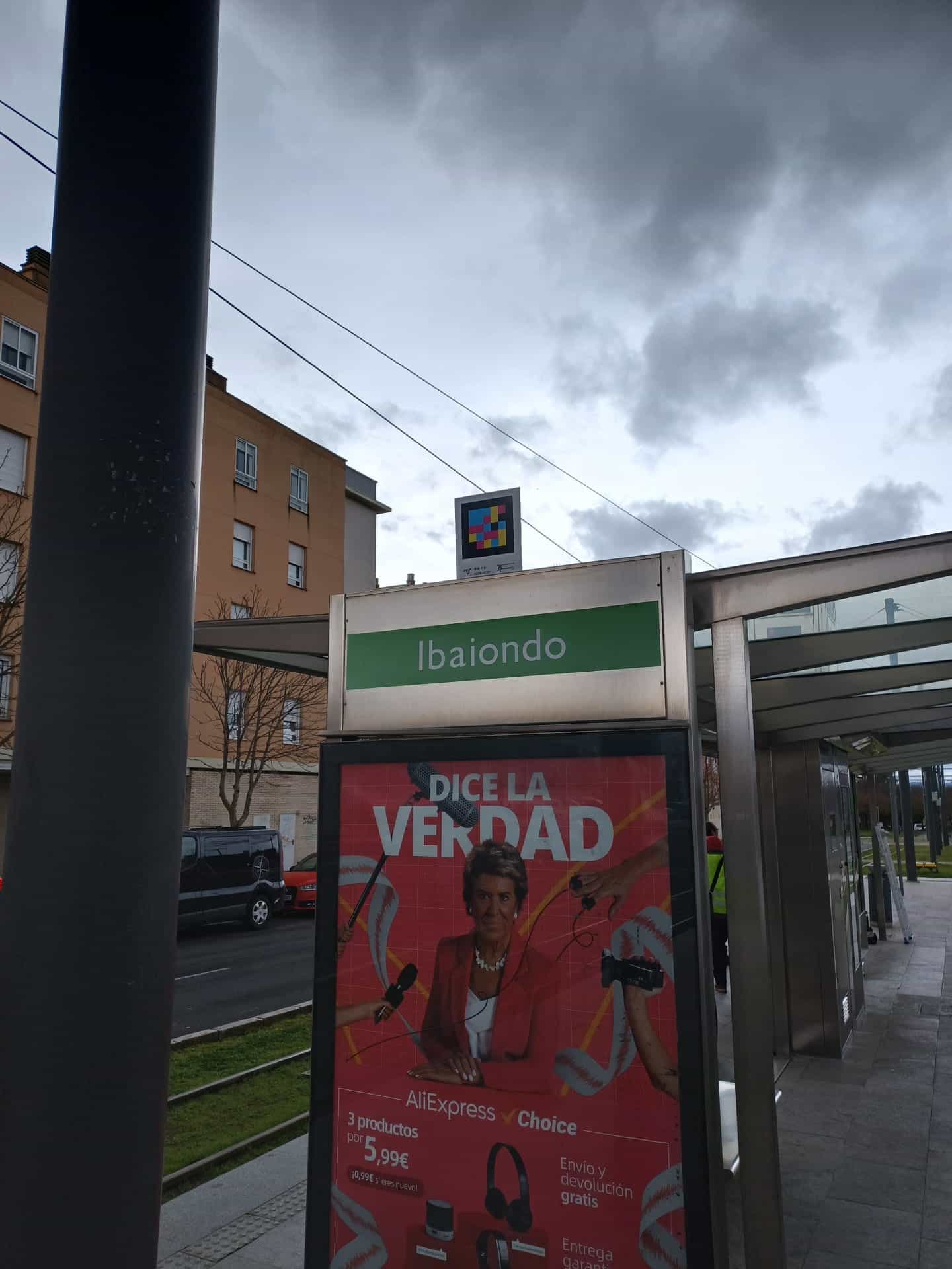 Tótem verde de Ibaiondo (Tranvía de Vitoria-Gasteiz · Euskotren) con baliza y código NaviLens