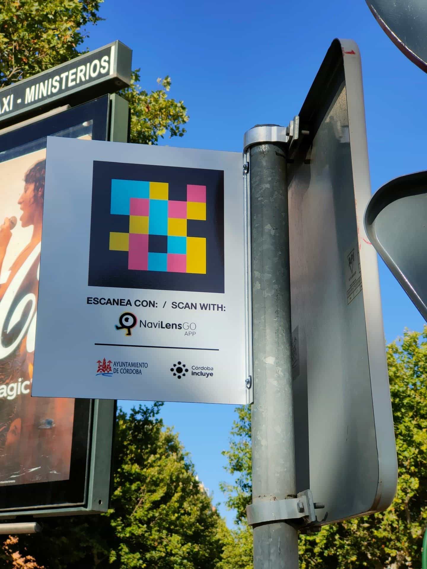 Cartel NaviLens en la parada de taxi «Ministerios» de Córdoba