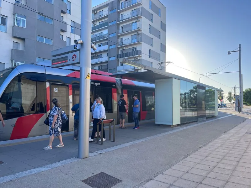Avanza Zaragoza — Barrierefreier Stadtbus und Straßenbahn — Saragossa