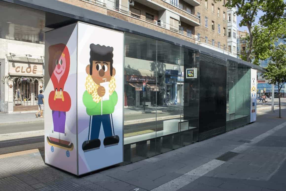 Marquesina del tranvía de Zaragoza con vinilos de los personajes Doodle de NaviLens y código NaviLens visible en el lateral