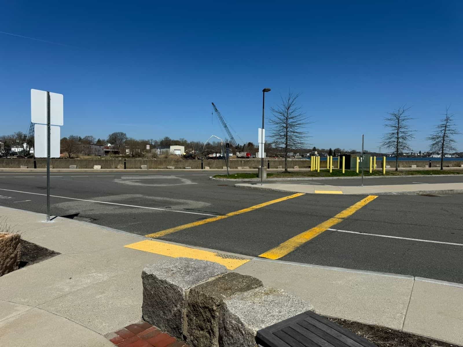 Salem MBTA — Fußläufige Ankunft an der Station mit NaviLens-Code