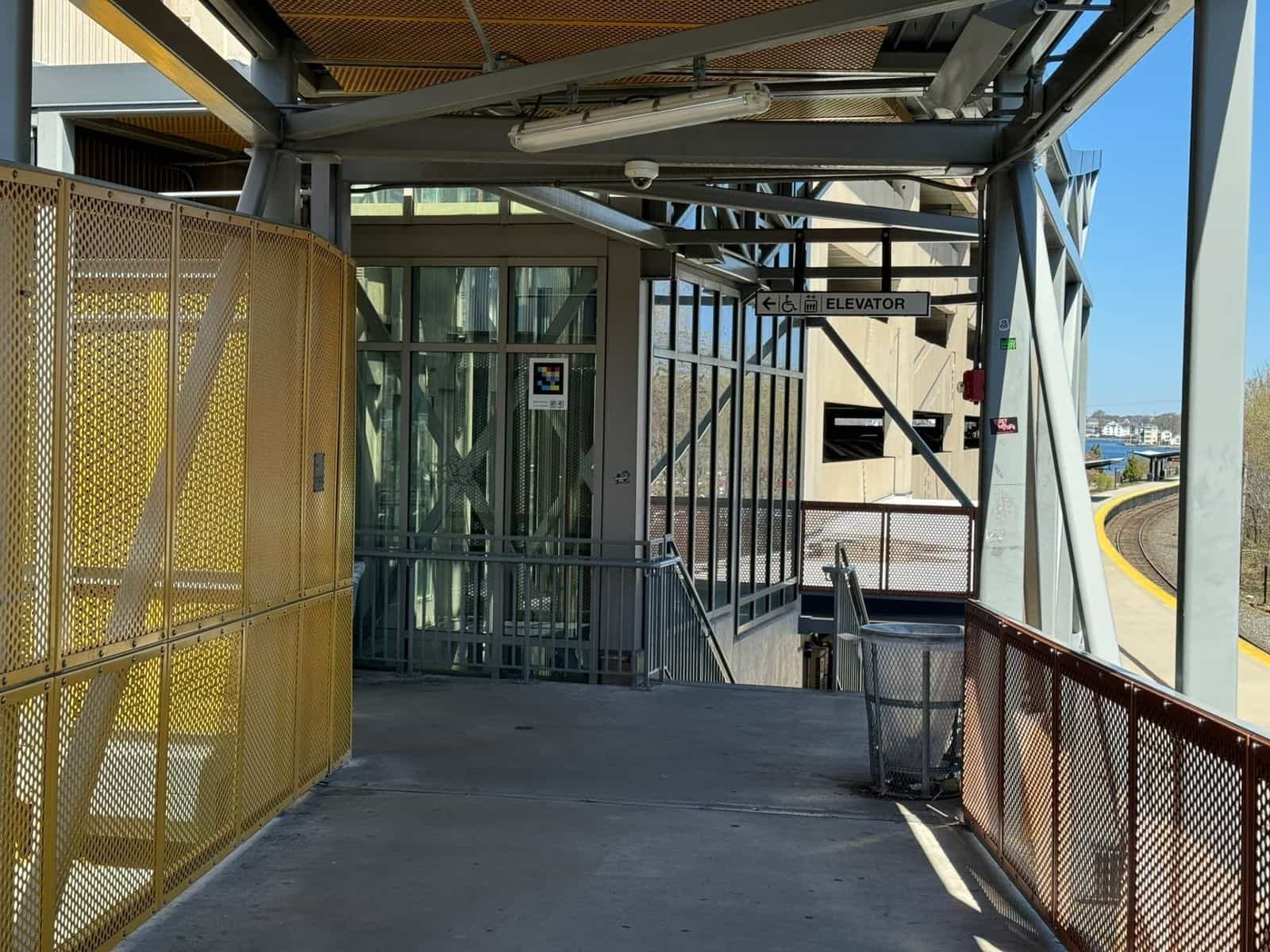 Salem MBTA — Code neben dem Aufzugskern mit NaviLens-Code