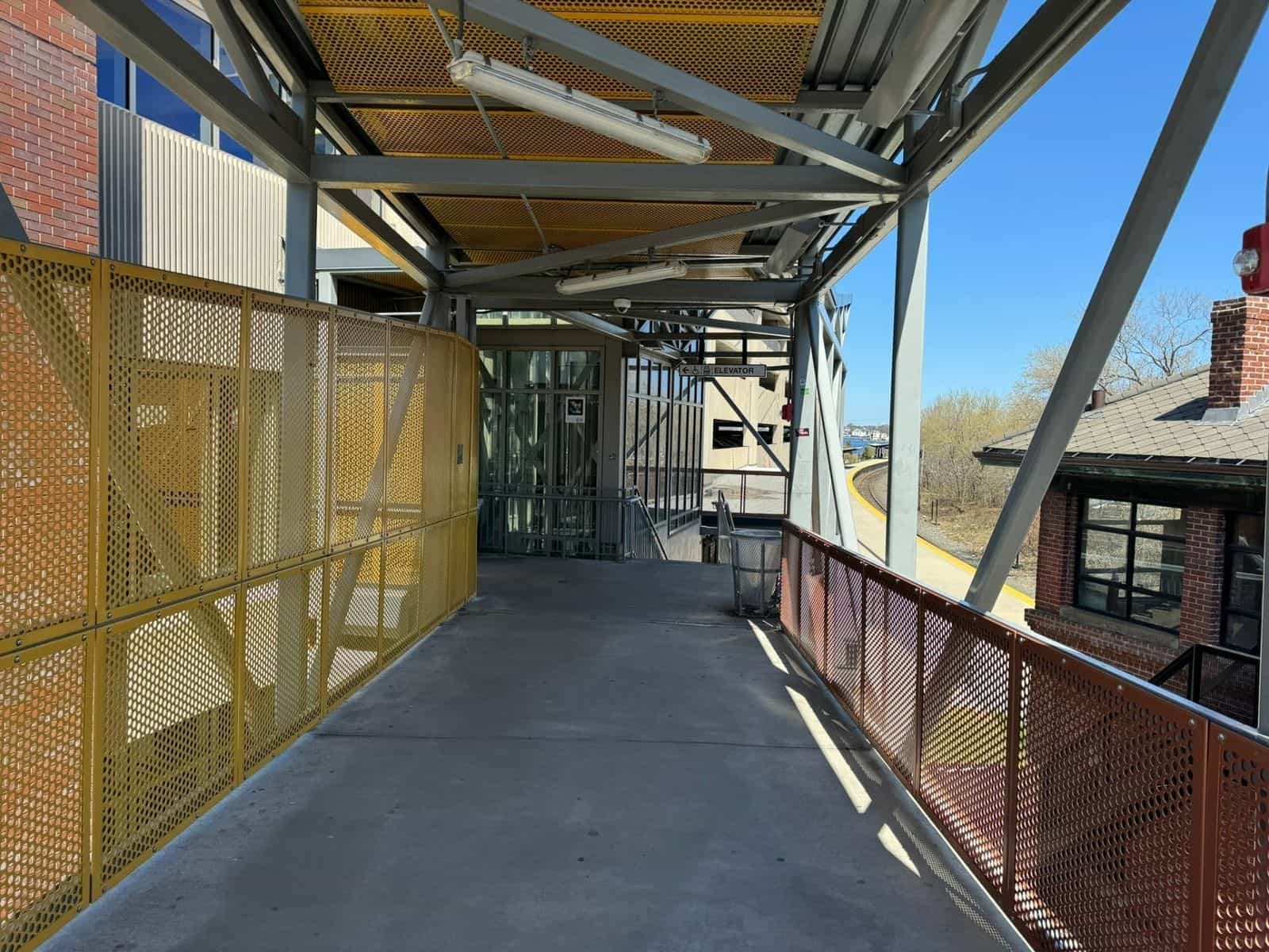 Salem MBTA — Gelber Steg · ELEVATOR mit NaviLens-Code