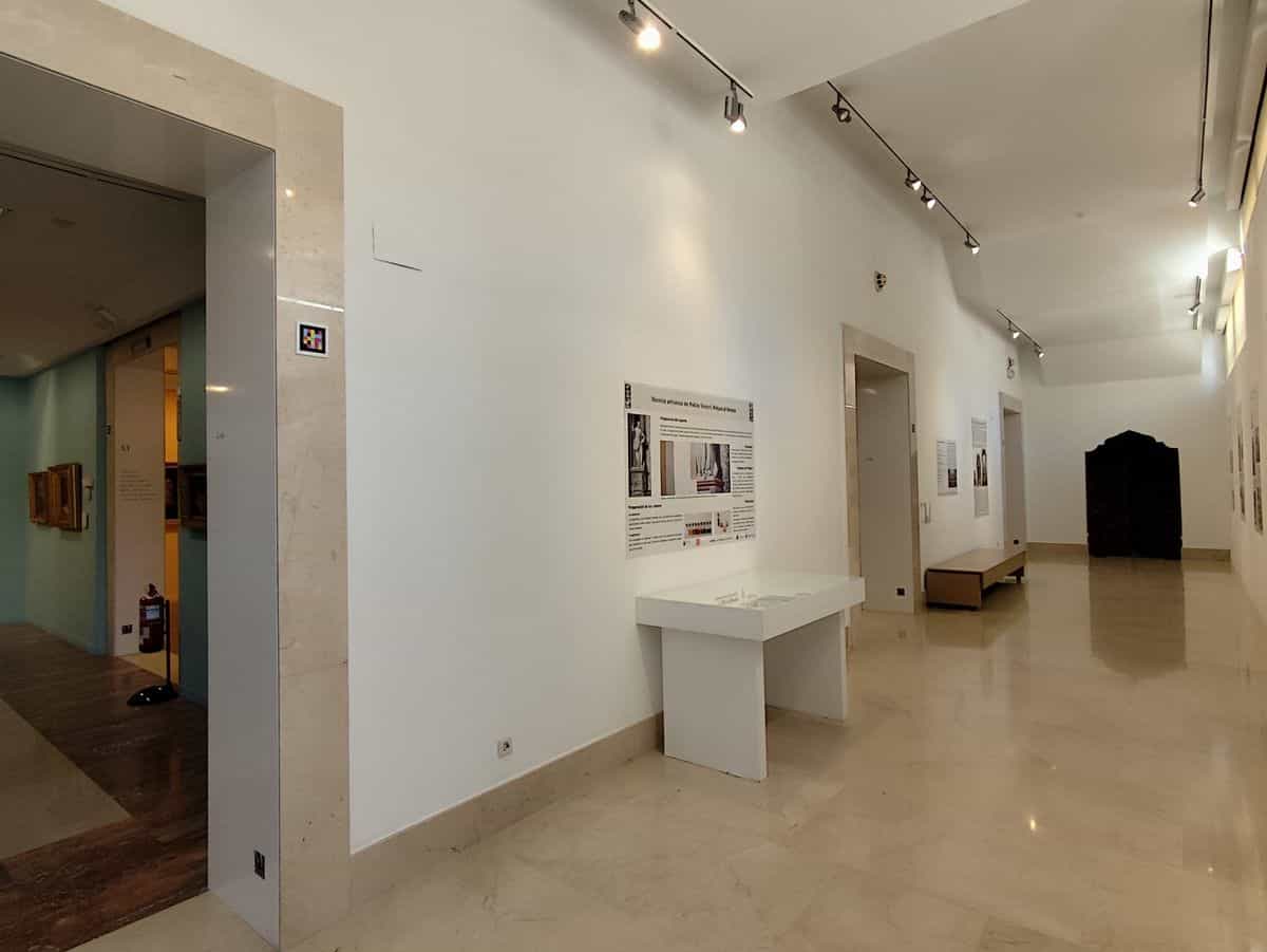 Pasillo del MUBAM con código NaviLens