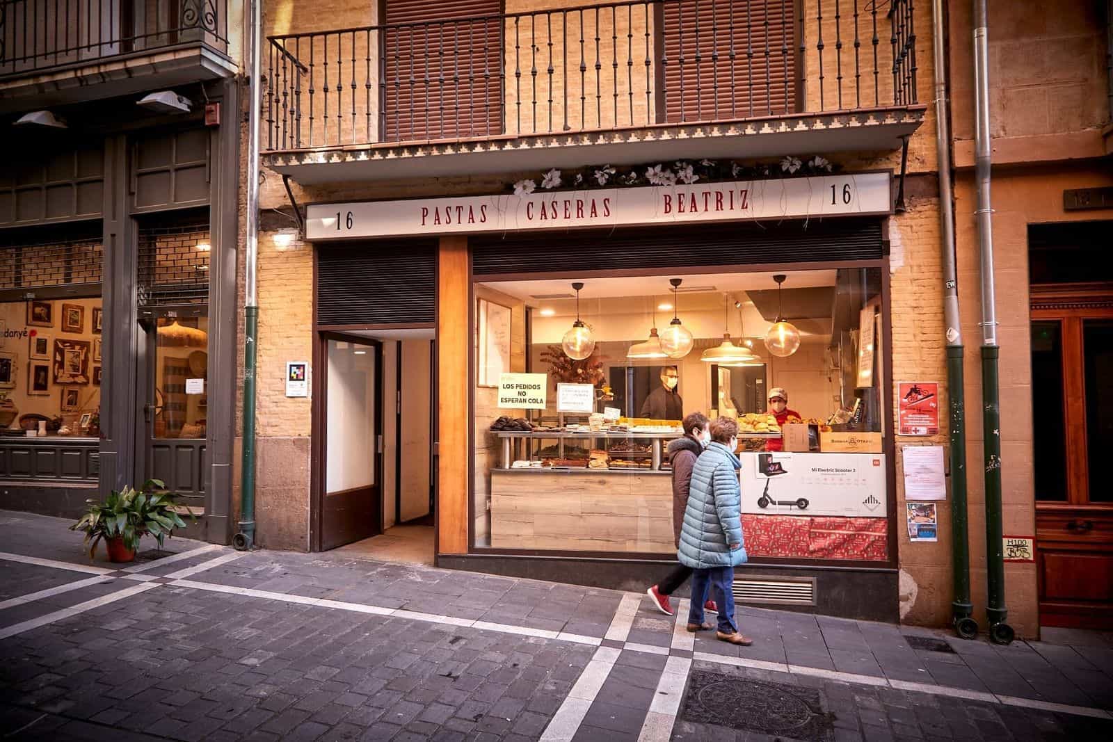 Pastas Caseras Beatriz, Pamplona, con codice NaviLens sullo stipite