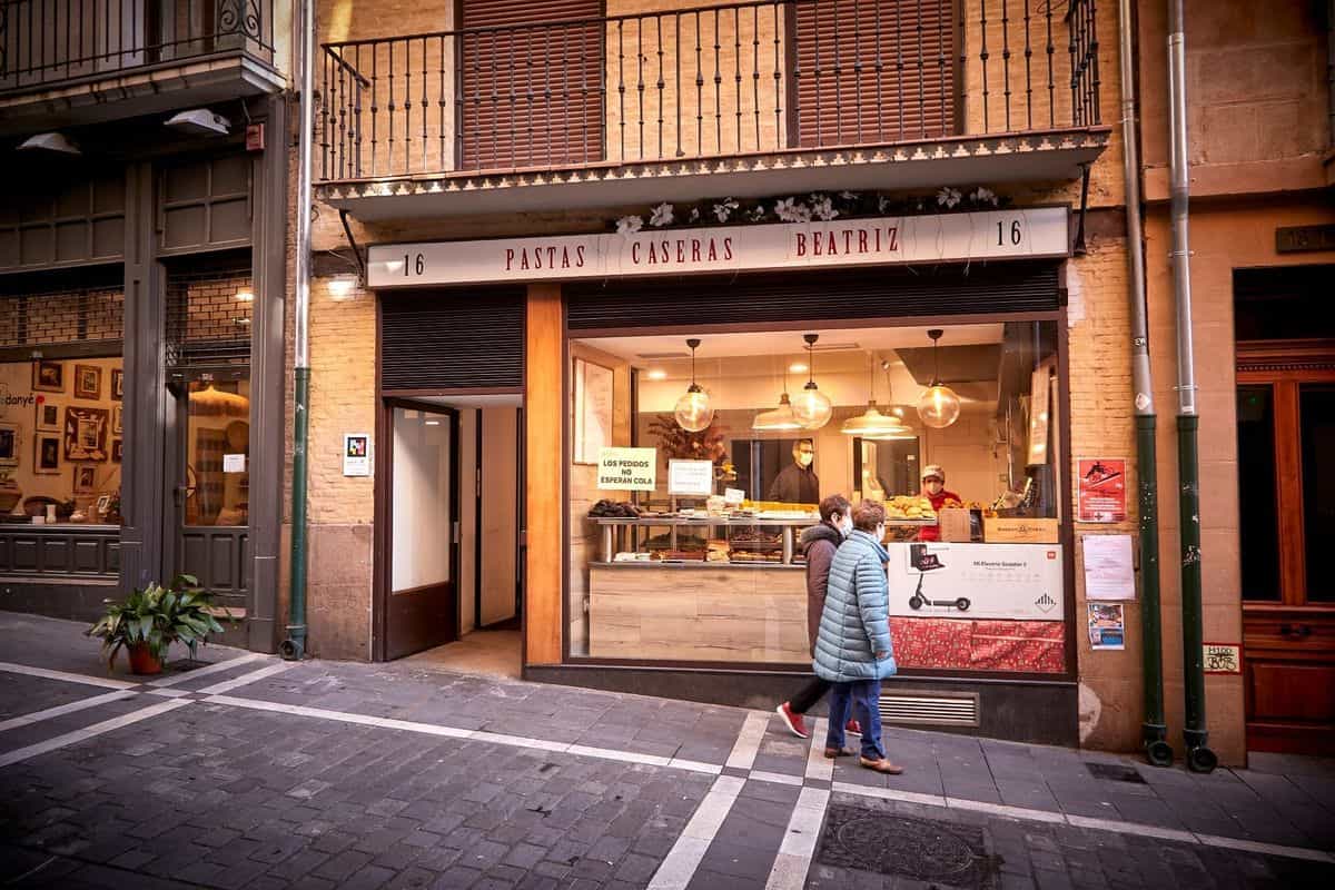 Pastas Caseras Beatriz, Pamplona, con código NaviLens en la jamba
