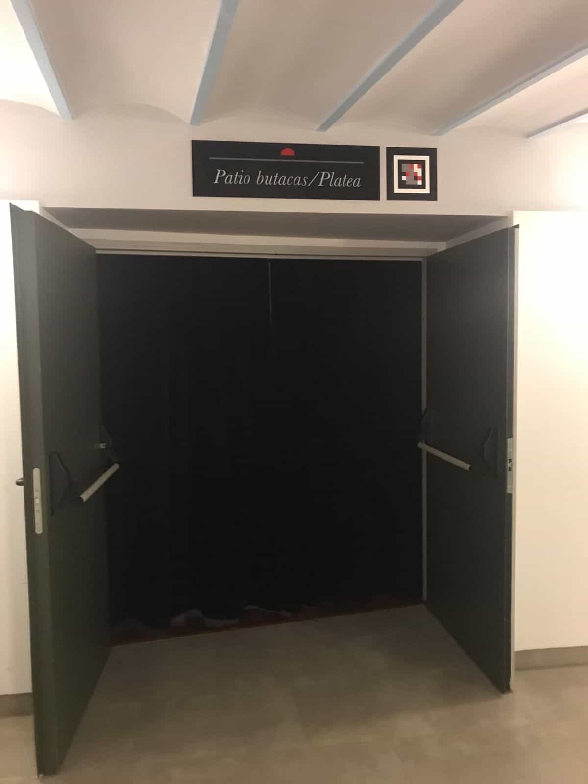 Acceso al patio de butacas y platea con un código NaviLens junto al rótulo superior