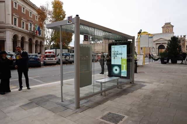 Pensilina Eterna de ATAC en perspectiva, con el código NaviLens montado sobre la cabecera del techo y el panel digital ROMA GIUBILEO 2025 al fondo