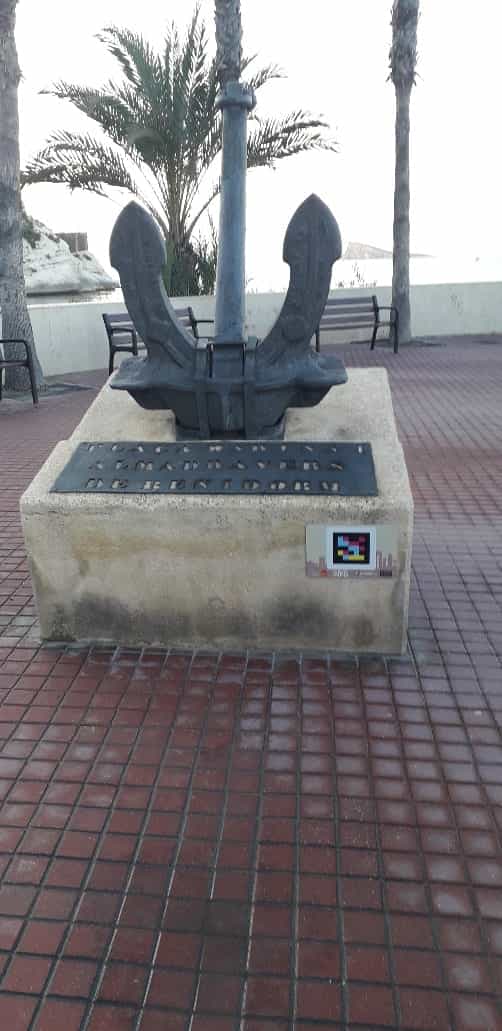 Plaza dels Armadors de Benidorm con el ancla, placa cerámica y código NaviLens en una columna
