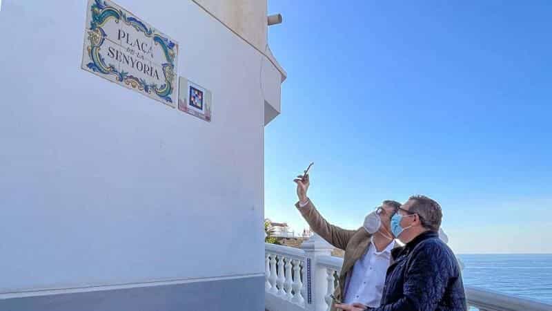 Anwohner scannen mit der NaviLens-App einen Code neben dem Keramikschild der Plaça de la Senyoria am Balcón del Mediterráneo in Benidorm