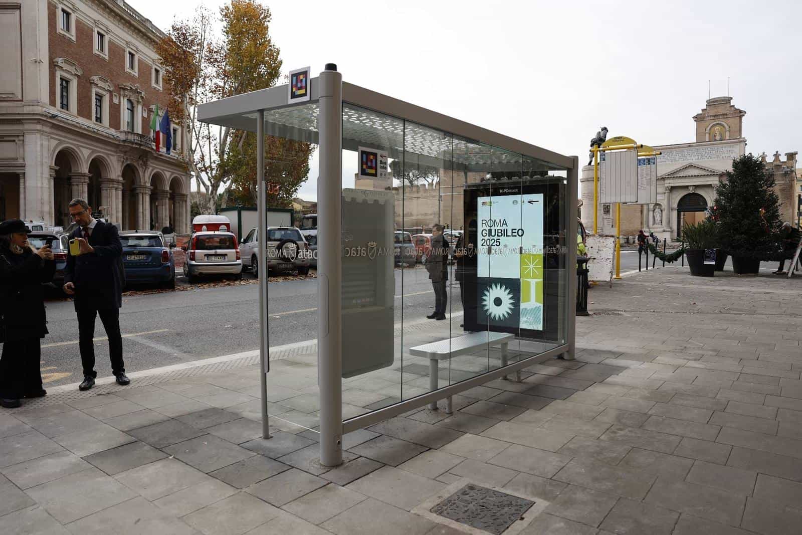 ATAC “Eterna” smart shelter unveiled on Via Nomentana, next to Porta Pia, with a NaviLens code on the roof header and Jubilee 2025 campaign on the digital panel