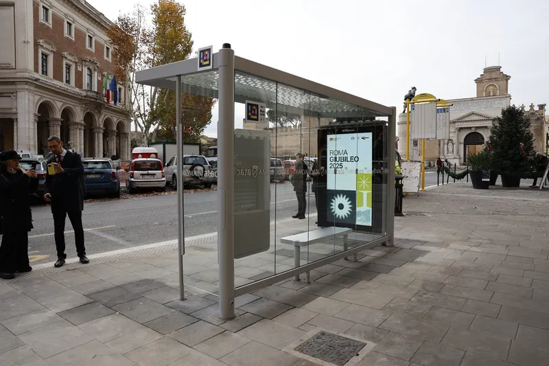 ATAC · Rom — Eterna-Wartehäuschen und Haltestellen im Zentrum barrierefrei mit NaviLens (Jubiläum 2025) — Rom