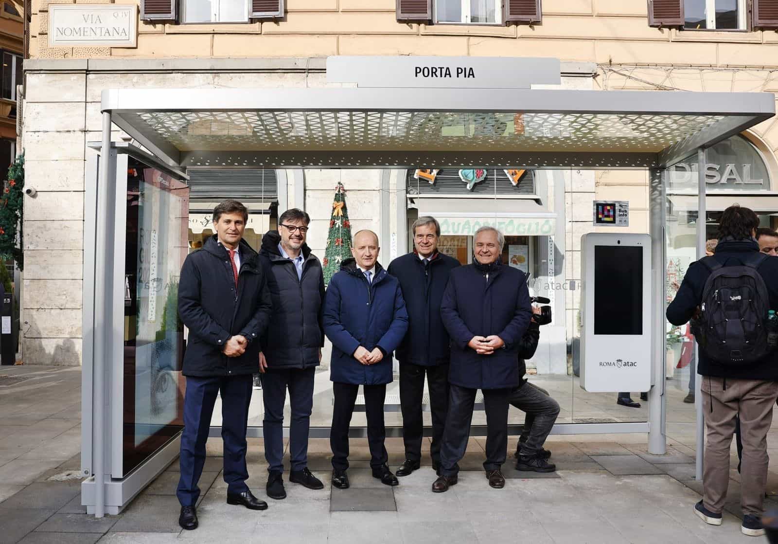 Inaugurazione della prima pensilina Eterna a Porta Pia con le autorità di ATAC, Roma Capitale e IGPDecaux davanti al cartello Bus info NaviLens