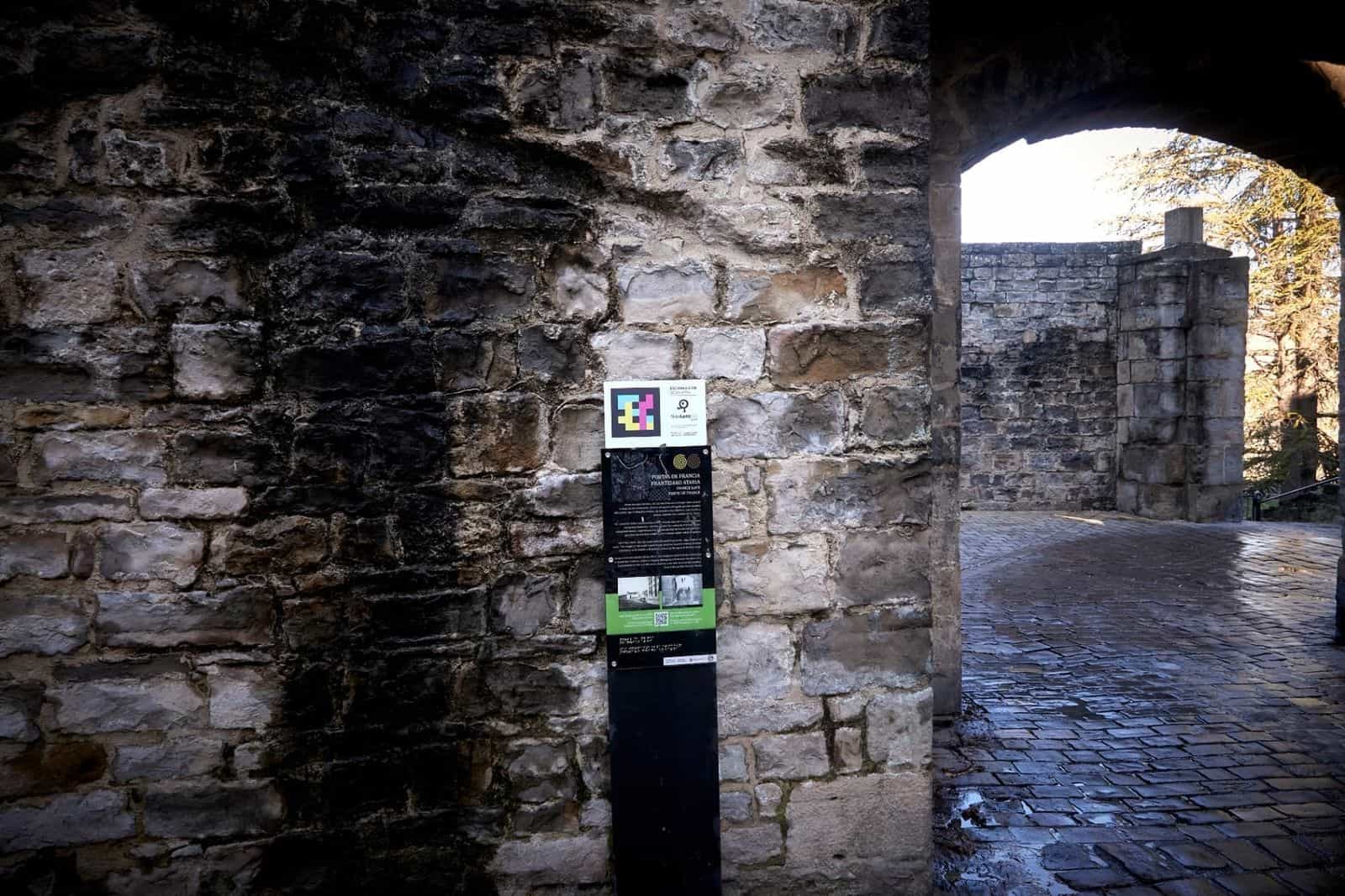 Portal de Francia / Frantziako Ataria di Pamplona con totem e codice NaviLens
