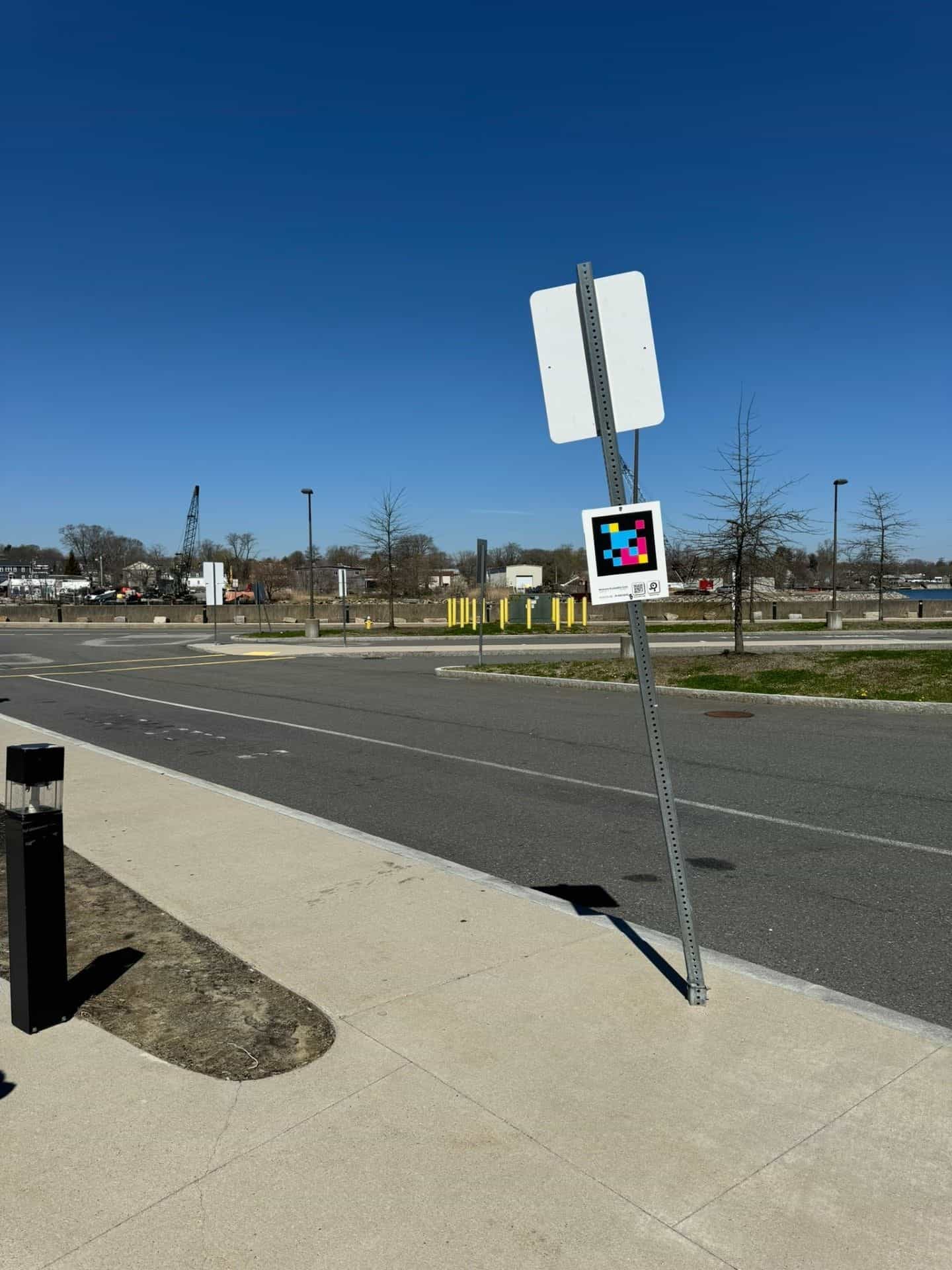 Salem MBTA — NaviLens · Keolis · Arcadis-Schild mit NaviLens-Code