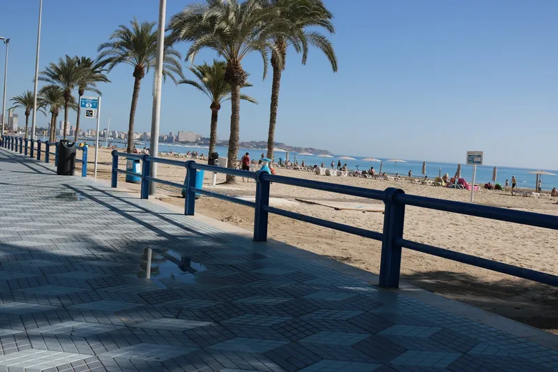 Playa del Postiguet — Plage accessible — Alicante