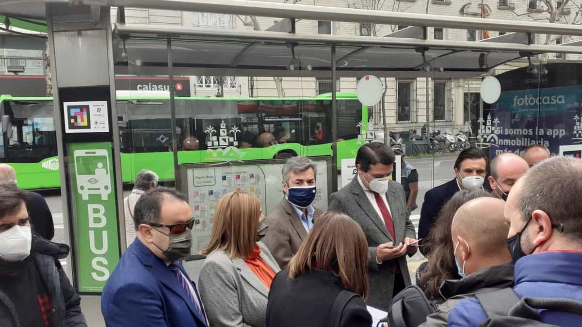 Presentación de NaviLens en una marquesina de AUCORSA en Córdoba con el alcalde y técnicos