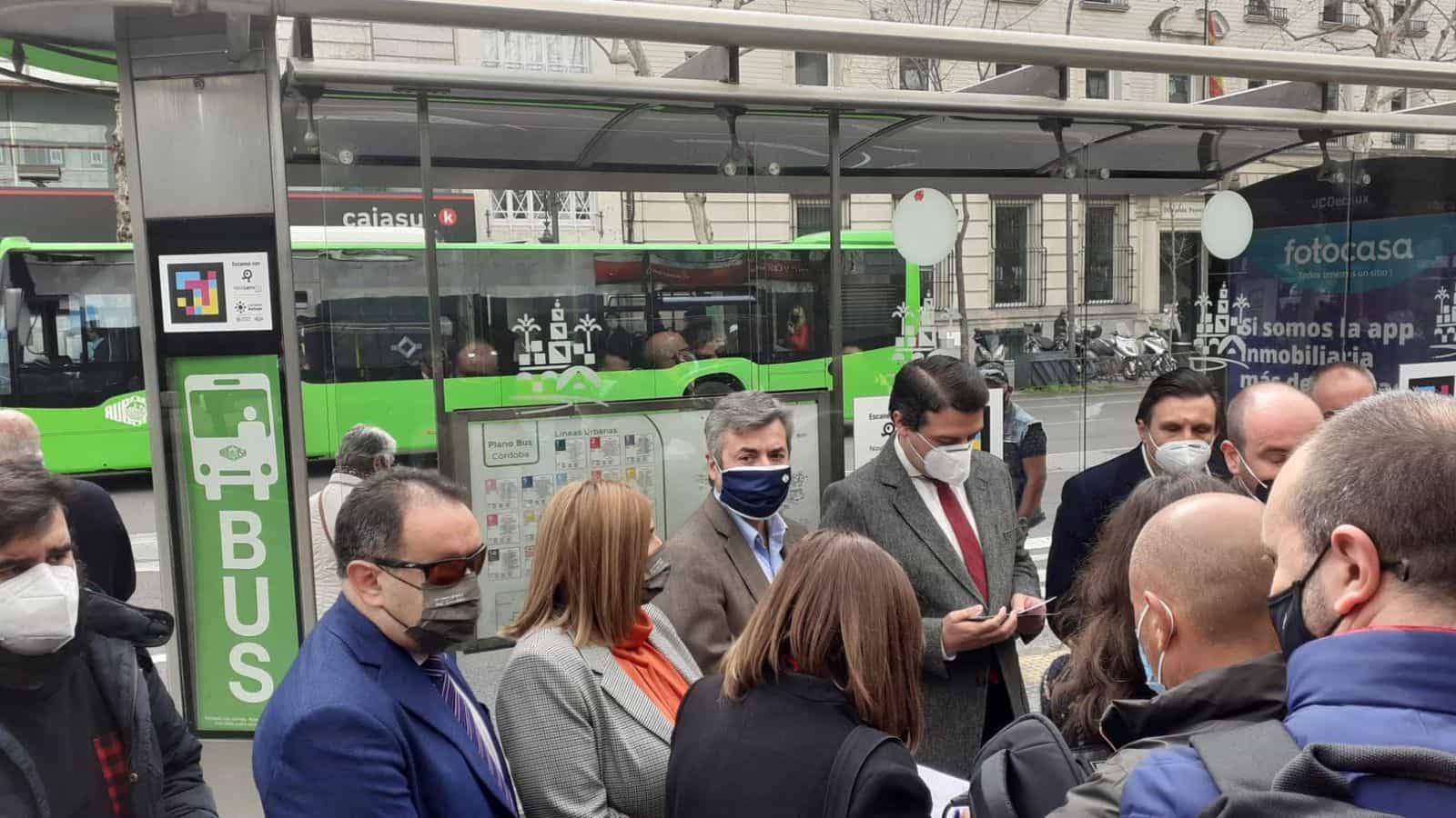 Presentazione di NaviLens in una pensilina AUCORSA a Córdoba con il sindaco e i tecnici