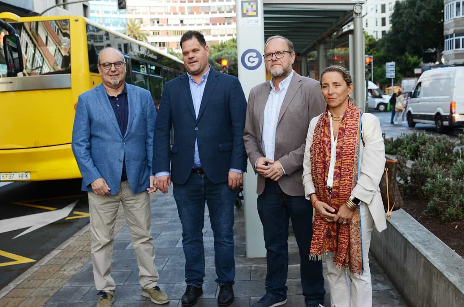 Offizielle Vorstellung von NaviLens an einem Vordach von Guaguas Municipales in Las Palmas de Gran Canaria mit Stadtrat José Eduardo Ramírez, Generaldirektor Miguel Ángel Rodríguez und ONCE-Kanaren-Präsident Miguel Ángel Déniz