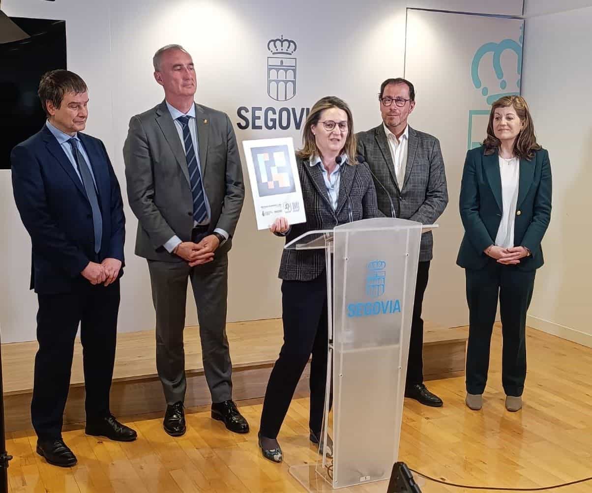 Marta Ruano hält auf dem Rathauspodium ein NaviLens-Schild neben Bürgermeister und ONCE-Vertretern
