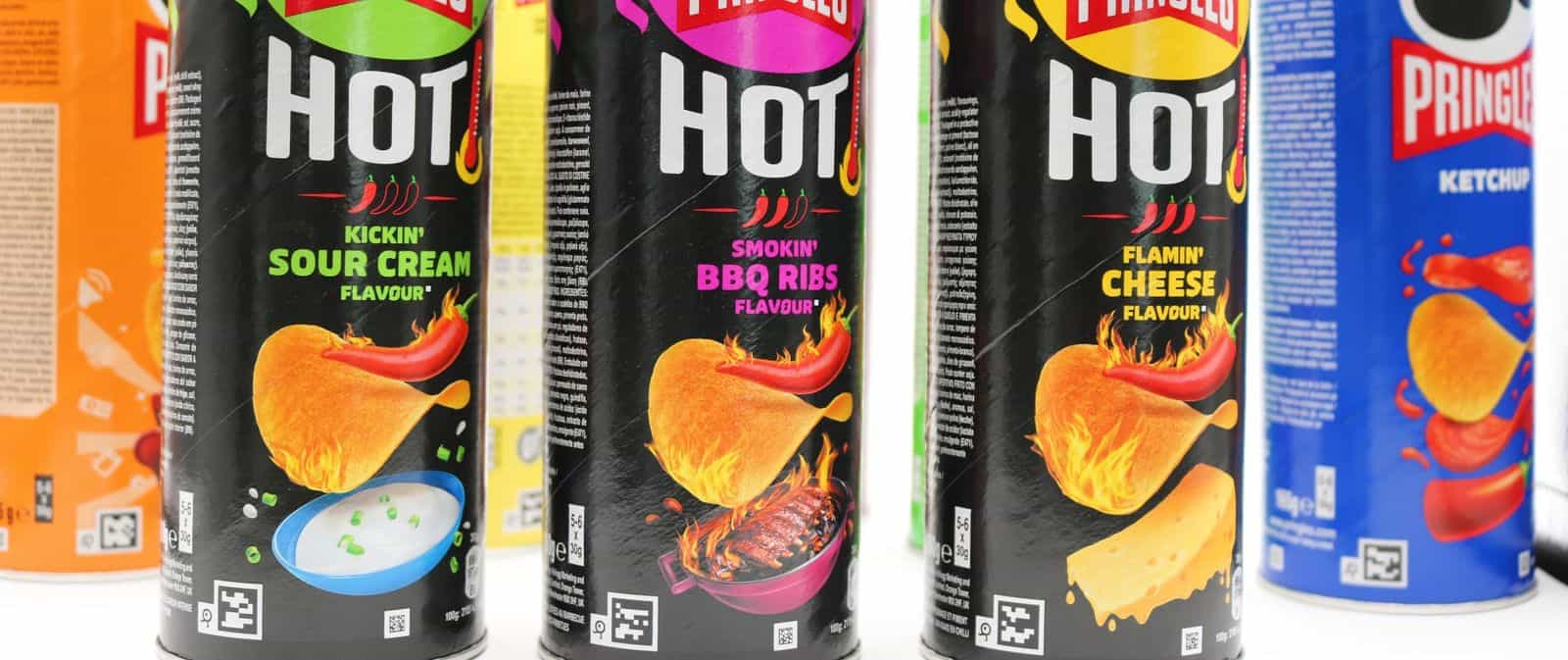 Lattina di Pringles Sour Cream & Onion con codice NaviLens stampato.