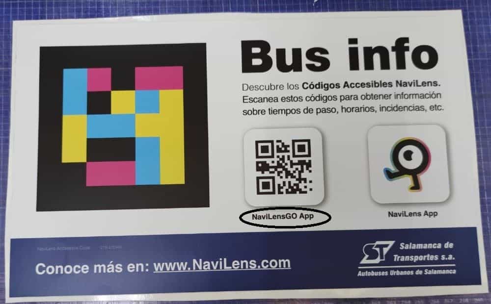 Cartel Bus info de Salamanca de Transportes con el lema Conoce más en www.NaviLens.com, código NaviLens y los iconos de NaviLens GO y NaviLens App