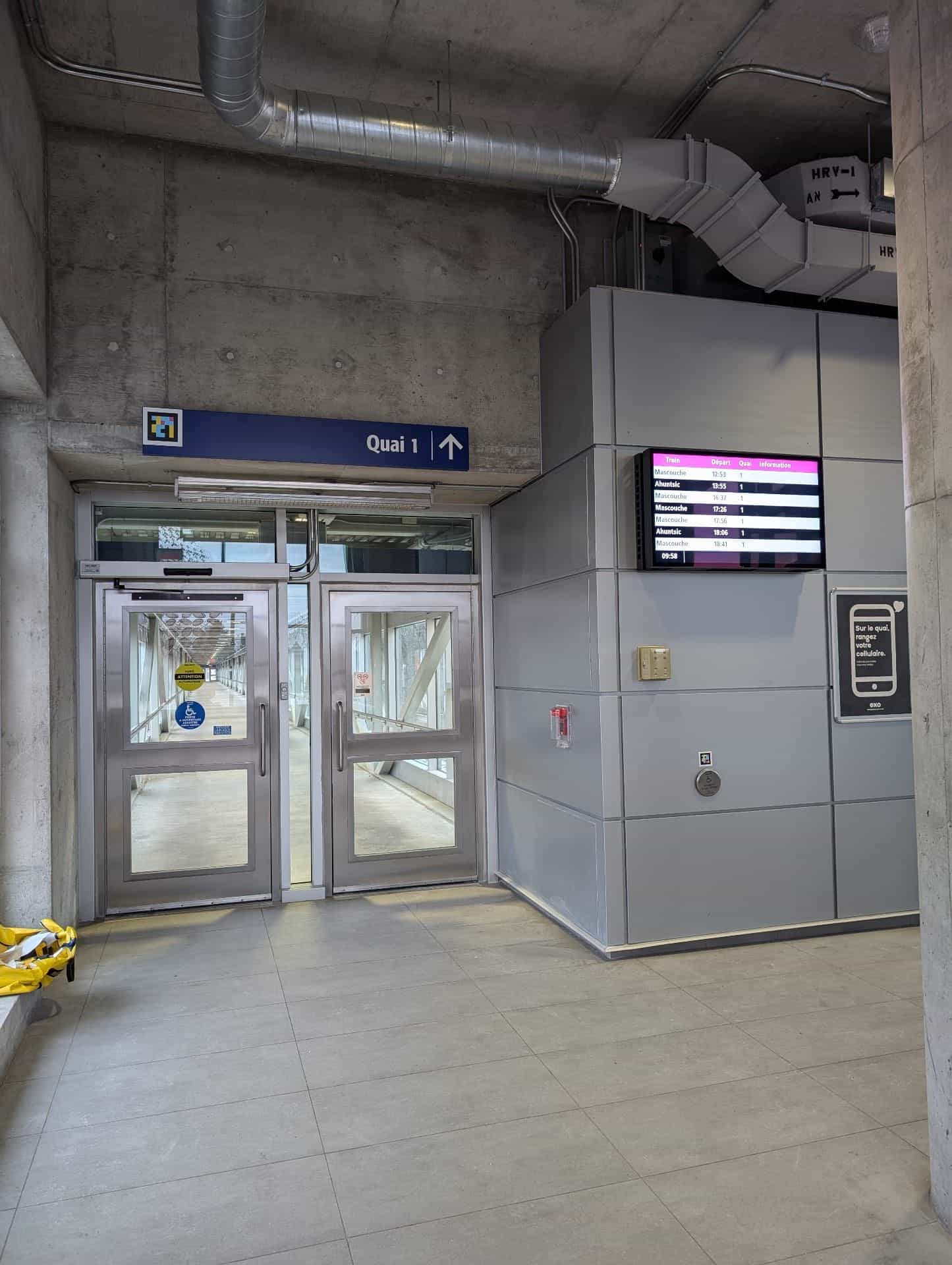 Walkway door at Quai 1 of exo Montréal with NaviLens marker