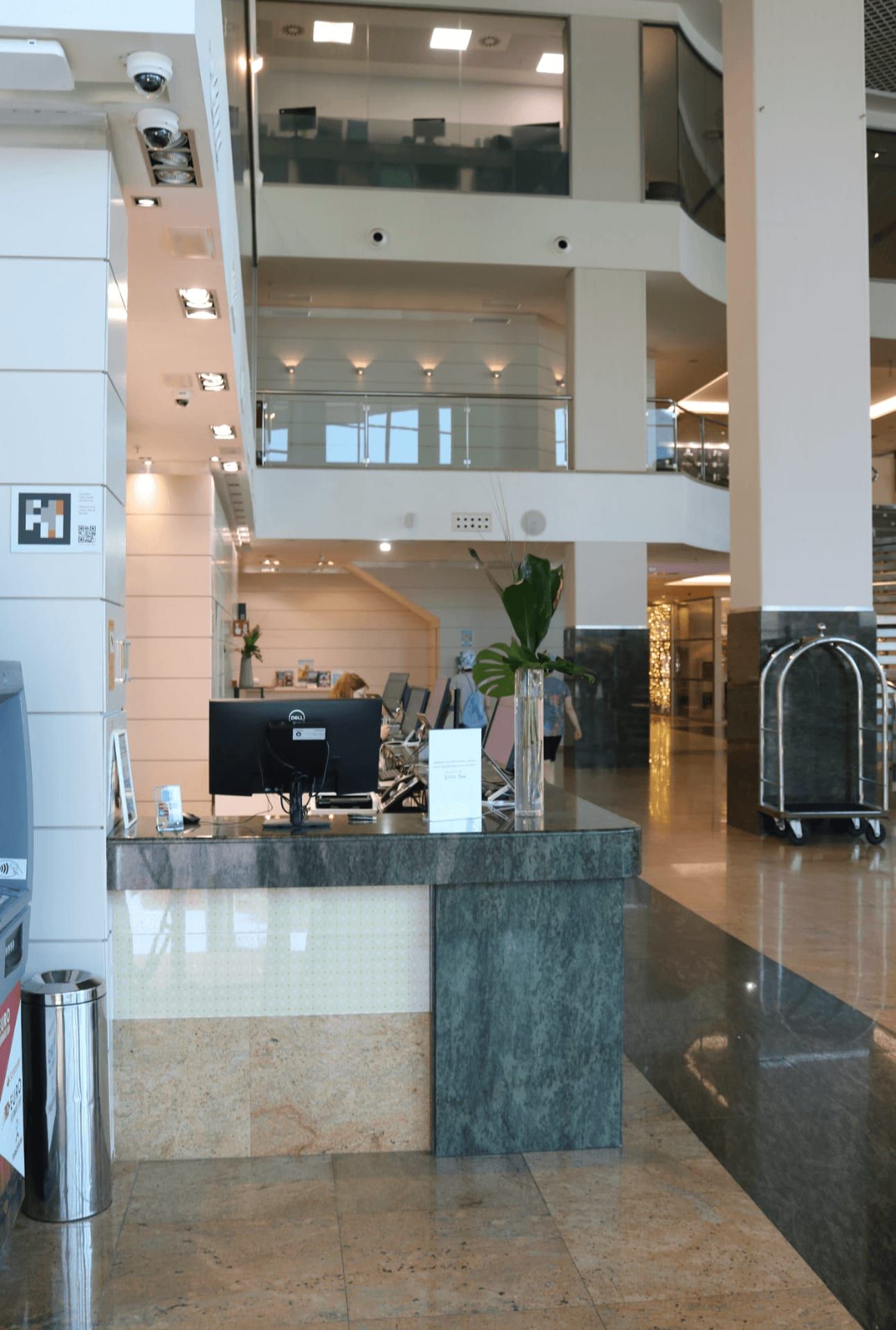 Recepción de hotel con código NaviLens en columna
