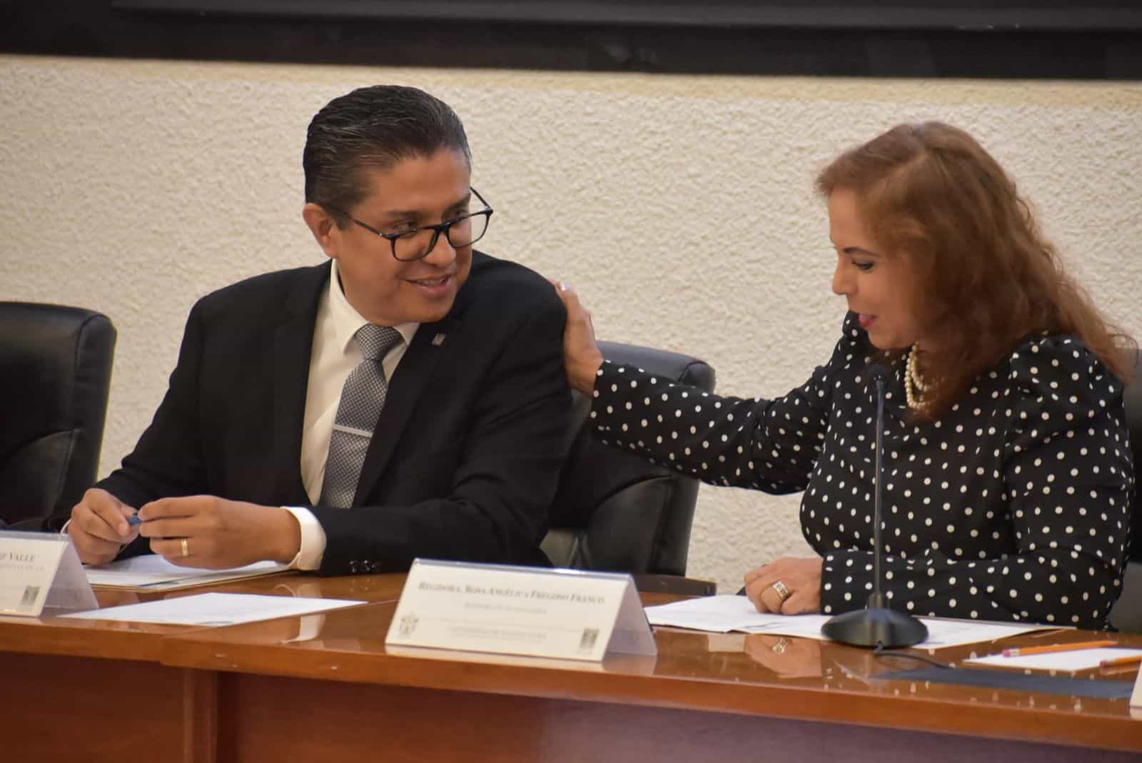 Close-up of CUCS Rector Dr. José Francisco Muñoz Valle and Councillor Rosa Angélica Fregoso Franco at the top table.
