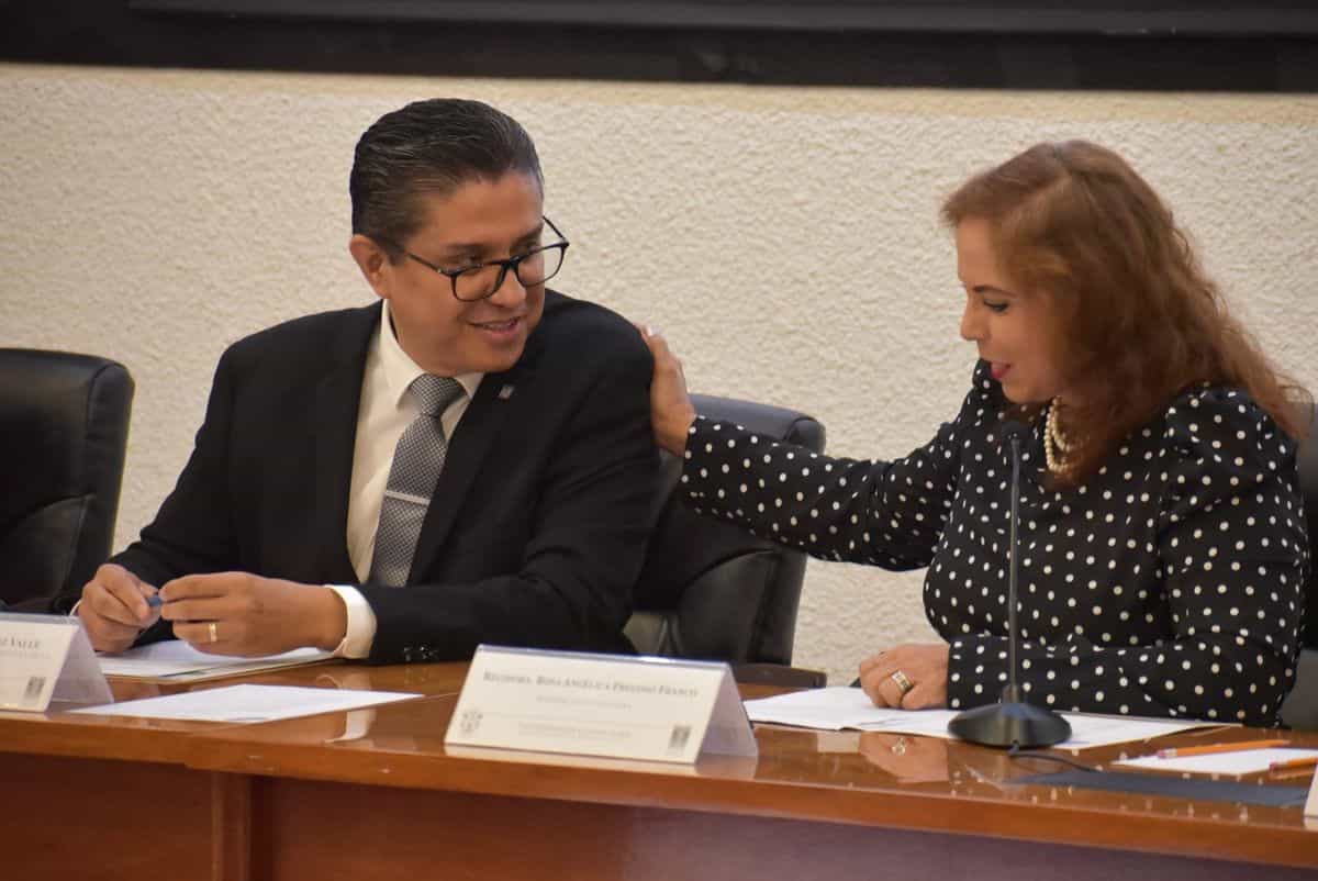 Close-up of CUCS Rector Dr. José Francisco Muñoz Valle and Councillor Rosa Angélica Fregoso Franco at the top table.
