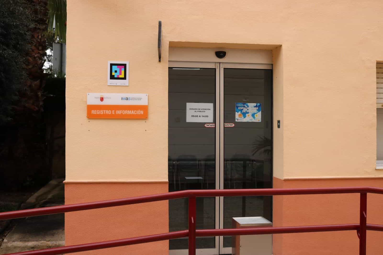 Ufficio informazioni con codice sotto la pensilina
