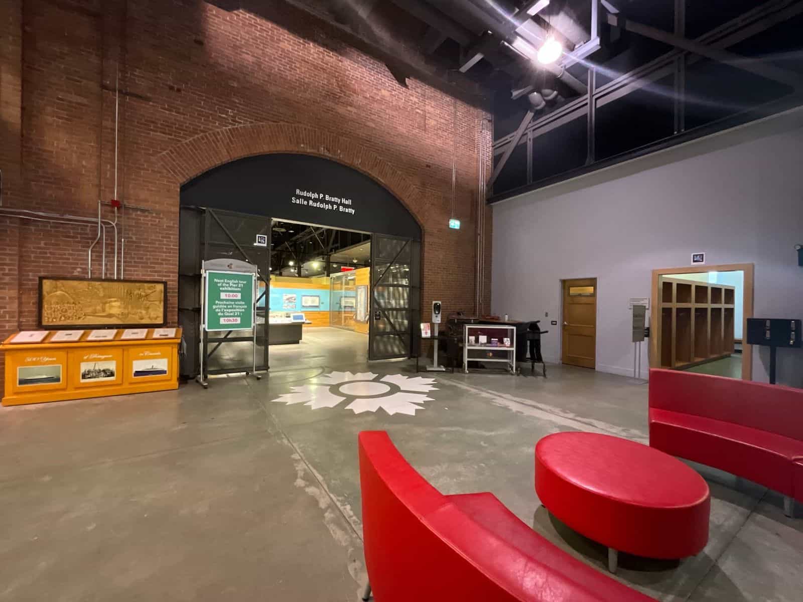 Pier 21 — Rudolph P. Bratty Hall — 全体 con código NaviLens