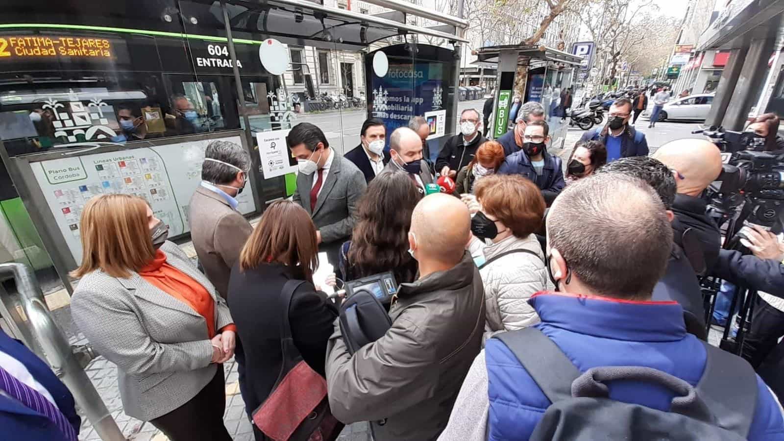 Conferenza stampa alla fermata 604 di AUCORSA «Fátima — Tejares · Ciudad Sanitaria» (linea 2)