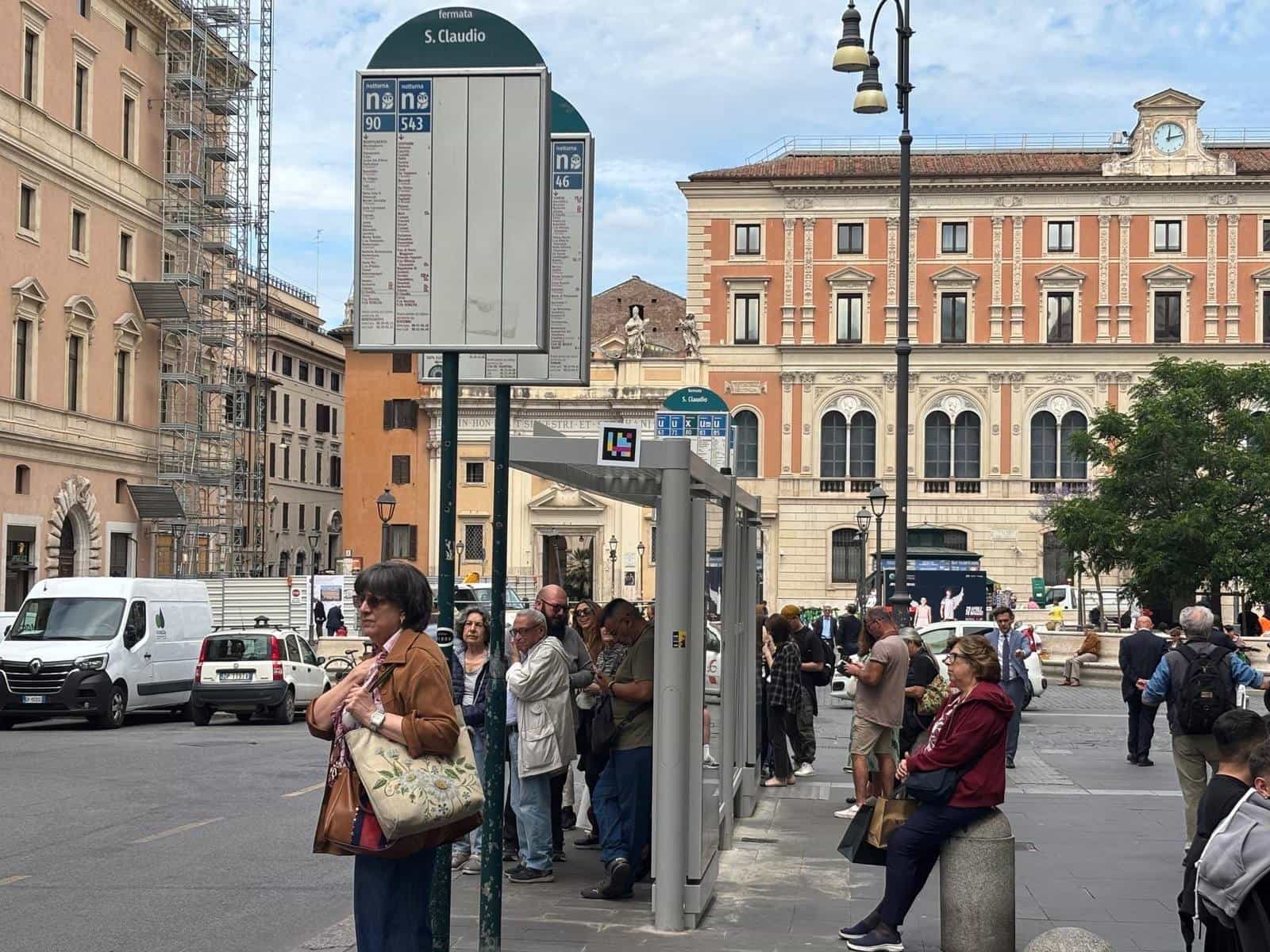 Traditional S. Claudio shelter in Rome with the NaviLens code on the header and ATAC blue panel for lines U 63 71 80 83 85
