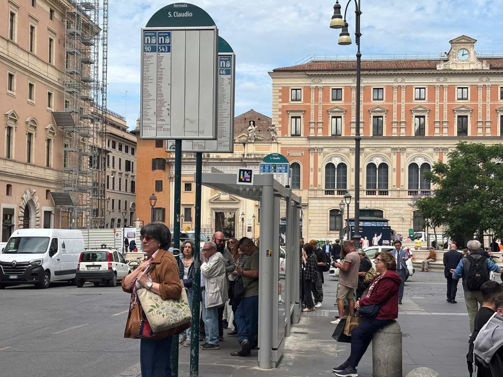 Pensilina tradizionale di S. Claudio a Roma con il codice NaviLens sulla testata e il pannello blu delle linee U 63 71 80 83 85 di ATAC