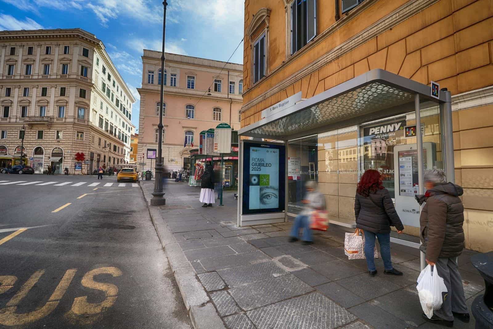 Pensilina Eterna di ATAC accanto a Santa Maria Maggiore con il codice NaviLens sulla testata del tetto e il pannello digitale Roma Giubileo 2025