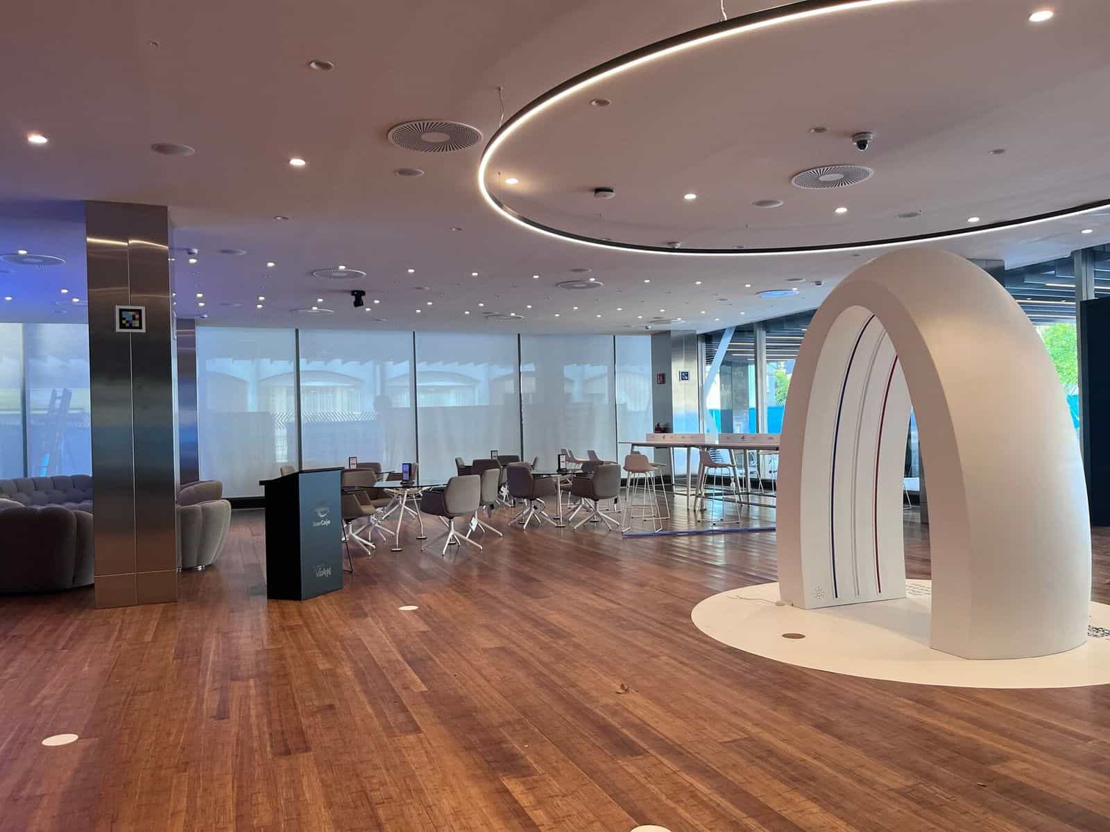 エスパーサ・エクスプローラ(Espacio Xplora)の円形ルーム。Zona Xperienciaの白いアーチと、鋼鉄製の柱にNaviLensコードが見える
