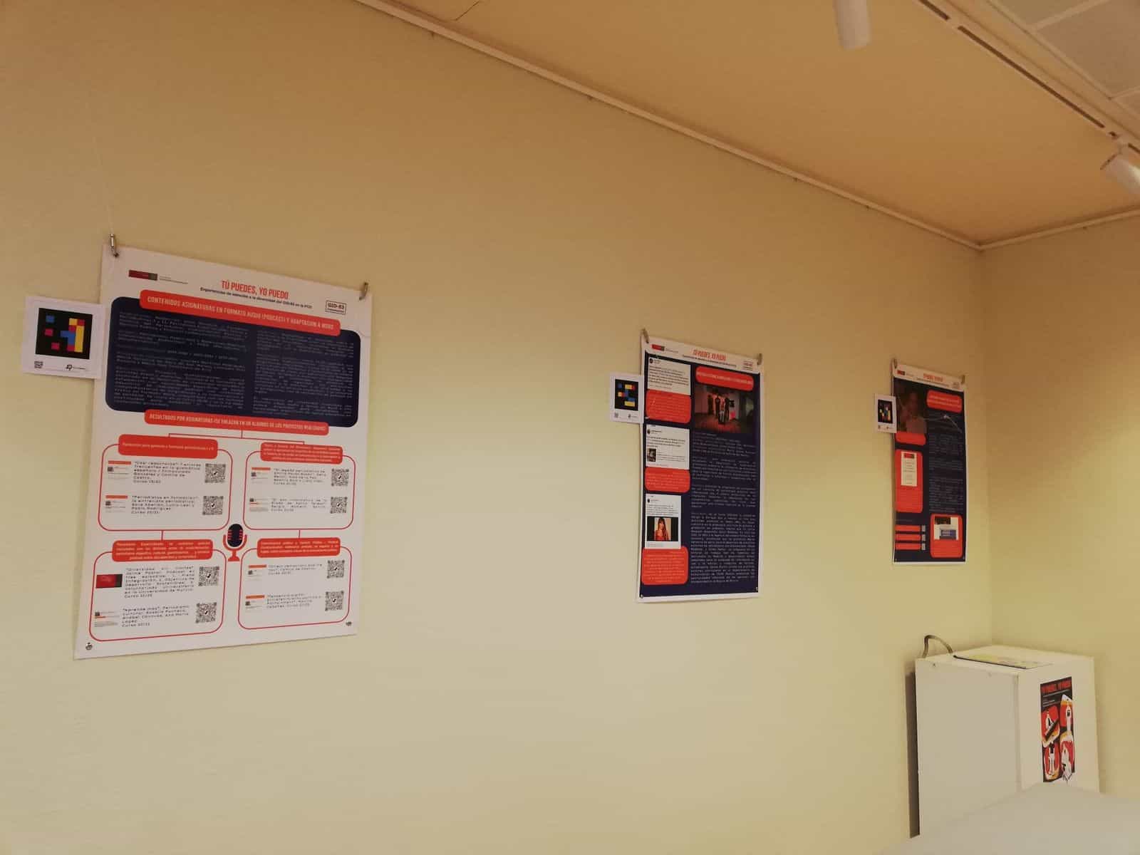 Ausstellungsbereich der UMU mit drei Podcast- und Praktika-Tafeln, je mit NaviLens-Karte