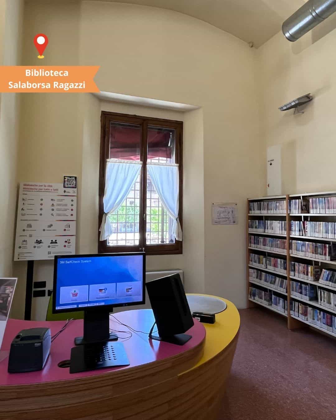 Biblioteche di Bologna — Biblioteca Salaborsa Ragazzi con pannello di accessibilità e codice NaviLens NAQR