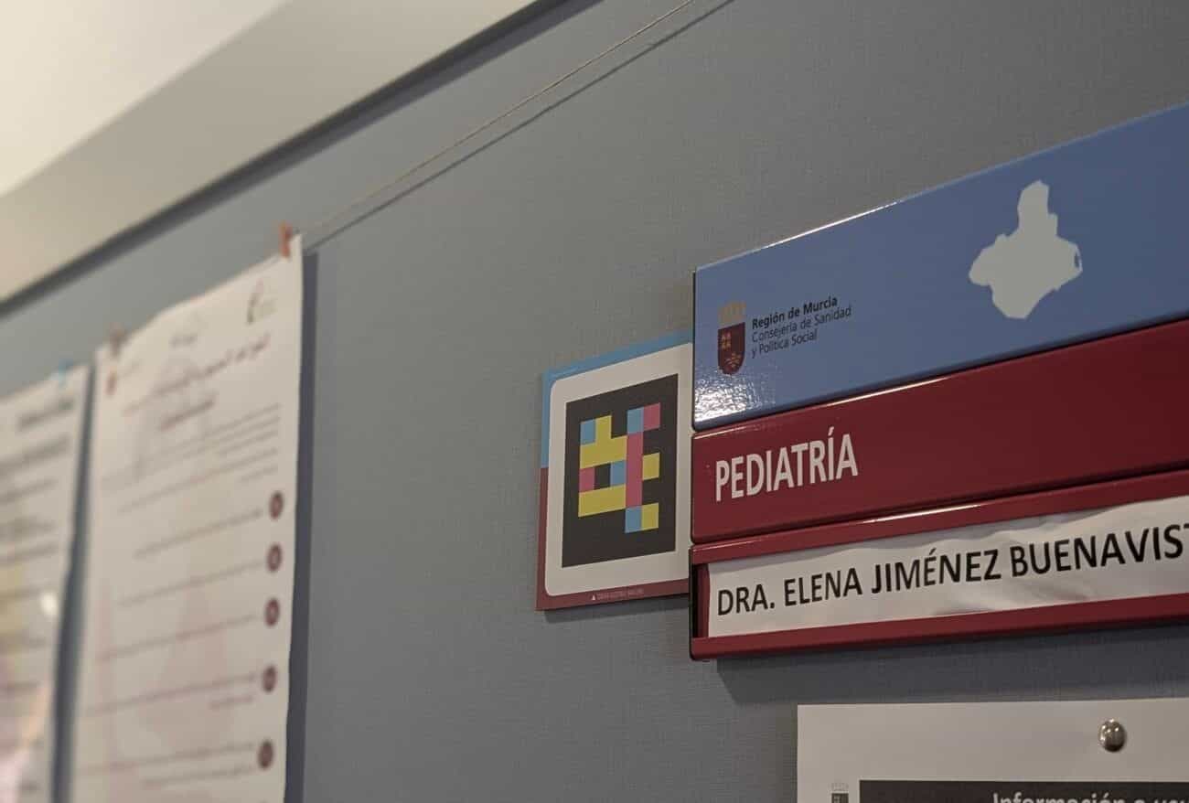 Pädiatrie-Beschilderung mit NaviLens-Code in einem Gesundheitszentrum der Region Murcia