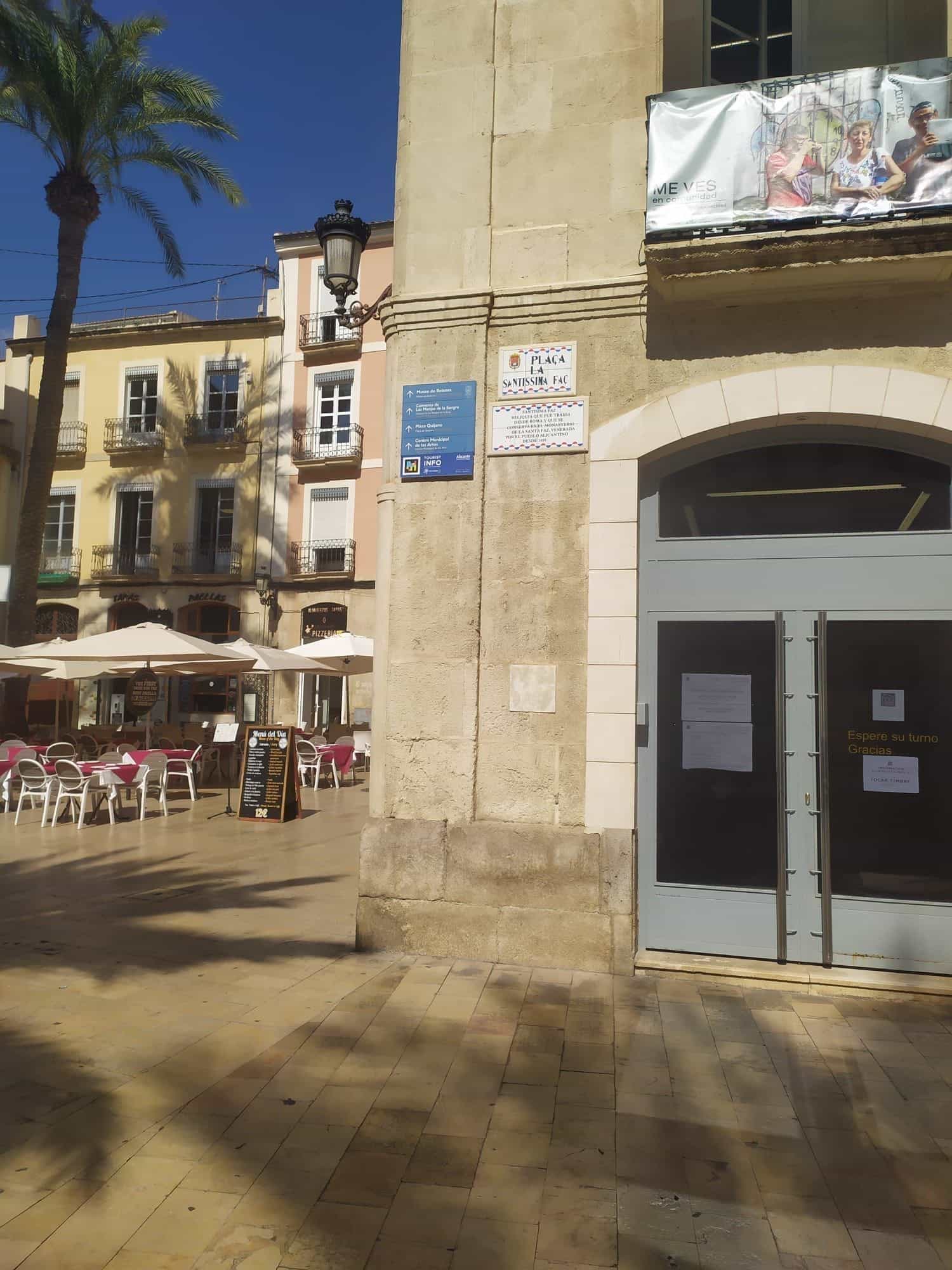 NaviLens-Code neben dem Schild „Plaça la Santíssima Faç” an einer Ecke der Altstadt von Alicante