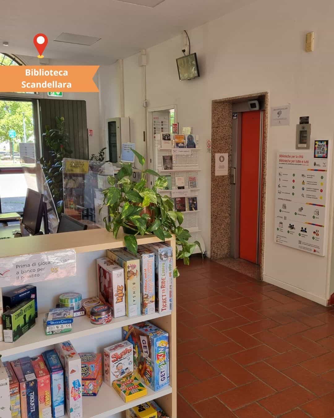 Biblioteche di Bologna — Biblioteca Scandellara con pannello di accessibilità e codice NaviLens NAQR