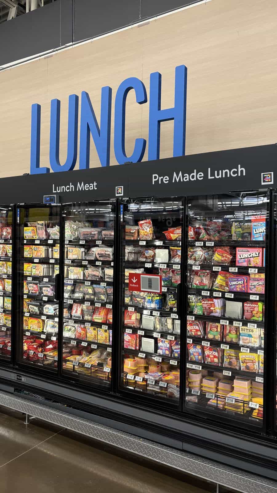 「Lunch Meat」「Pre Made Lunch」の看板にNaviLensコードが付いたスーパーセンターのランチセクション
