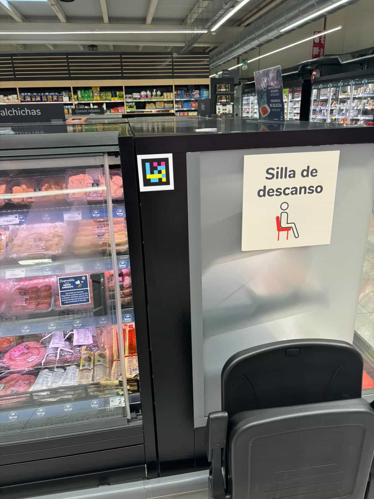 Carrefour Market Boadilla — Ruhestuhl · Wursttheke